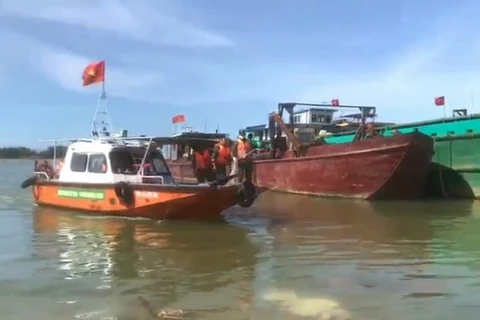 Lực lượng chức năng đưa các ngư dân gặp nạn về đất liền. (Nguồn: laodong.vn)