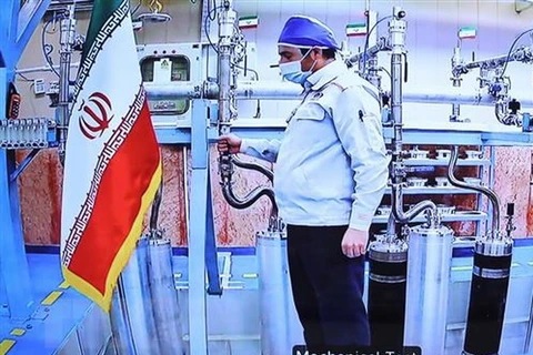 Kỹ thuật viên làm việc tại cơ sở làm giàu urani Natanz của Iran. (Ảnh: AFP/ TTXVN)