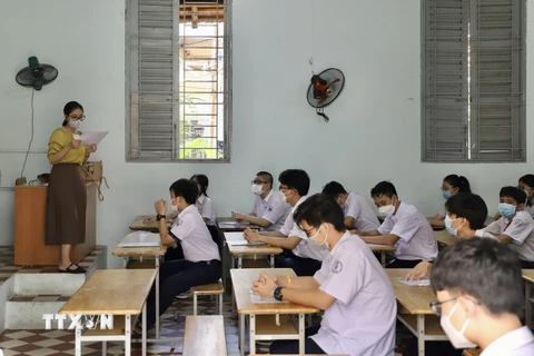 Thí sinh nghe phổ biến quy chế thi tại điểm thi Trường Trung học Phổ thông chuyên Lê Hồng Phong, quận 5. (Ảnh: Hồng Giang/TTXVN)