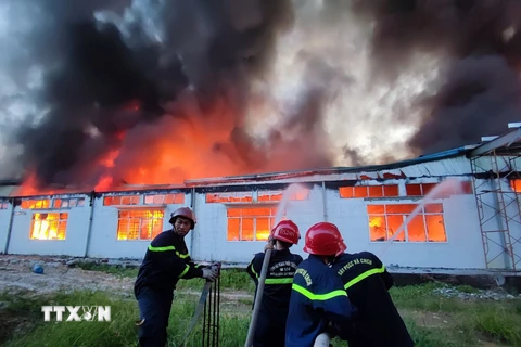 [Photo] Thừa Thiên-Huế: Cháy lớn tại Công ty dệt may Scavi 