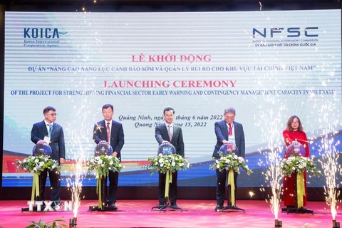 Các đại biểu ấn nút Khởi động Dự án “Nâng cao năng lực cảnh báo sớm và quản lý rủi ro cho khu vực tài chính Việt Nam.” (Ảnh: Thanh Vân/TTXVN)