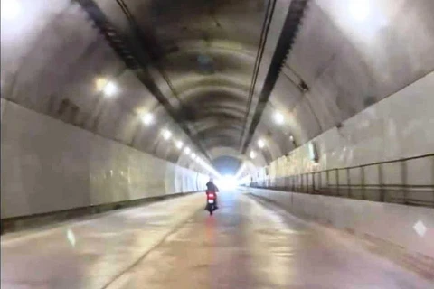 Nam thanh niên liều lĩnh điều khiển xe gắn máy xuyên hầm Hải Vân, dù đơn vị quản lý hầm đã thực hiện các biện pháp ngăn chặn. (Nguồn: tienphong.vn)