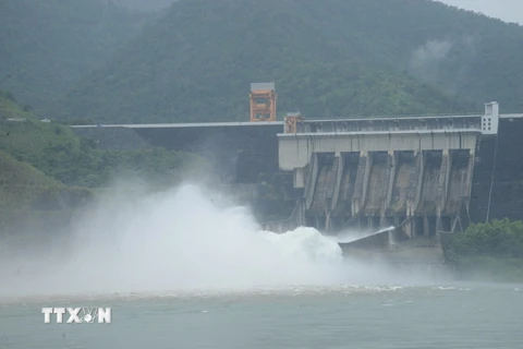 Thủy điện Sơn La mở 1 cửa xả đáy vào lúc 14 giờ ngày 11/6 vừa qua, tổng lưu lượng xả gần 4.600 mét khối/giây. (Ảnh: Quang Quyết/TTXVN)