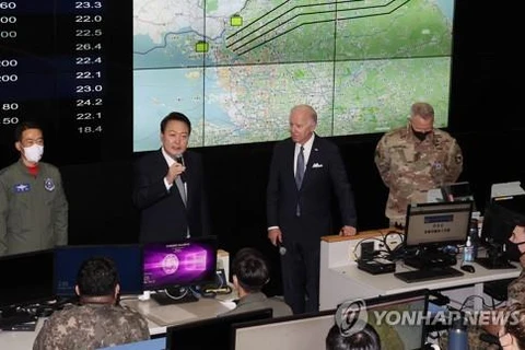 Tổng thống Yoon Suk-yeol và Joe Biden đến thăm một trung tâm hoạt động của lực lượng không quân ở Pyeongtaek, cách Seoul 70km về phía nam ngày 22/5 vừa qua. (Nguồn: Yonhap)