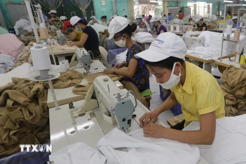 Sản xuất hàng xuất khẩu sang thị trường Nhật Bản tại Công ty Cổ phần dệt may Sơn Nam, tỉnh Nam Định. (Ảnh: Trần Việt/TTXVN)
