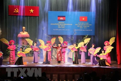 Tiết mục văn nghệ tại Lễ kỷ niệm 55 năm thiết lập quan hệ ngoại giao Việt Nam-Campuchia. (Ảnh: Thanh Vũ/TTXVN)