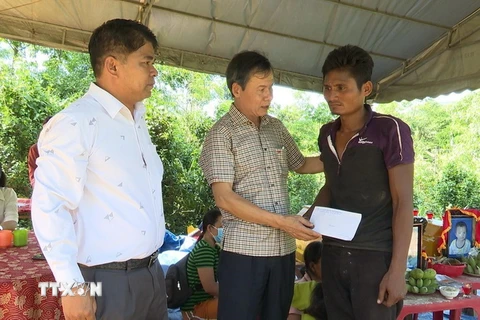 Đại diện lãnh đạo huyện Đakrông đến thăm hỏi, động viên, hỗ trợ gia đình nạn nhân. (Ảnh: TTXVN phát)