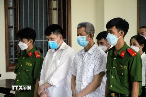 Bị cáo Nguyễn Minh Chuyển (thứ hai từ phải sang) tại Tòa án. (Ảnh: TTXVN phát)