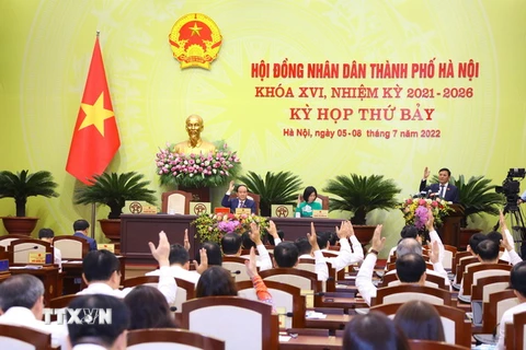 Các đại biểu Hội đồng Nhân dân thành phố Hà Nội biểu quyết thông qua chương trình Kỳ họp. (Ảnh: Văn Điệp/TTXVN)