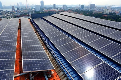 Phát triển điện Mặt Trời mái nhà tại Việt Nam. (Ảnh: TTXVN)