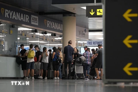 Hành khách chờ đổi vé của Hãng hàng không Ryanair ở sân bay El Prat, Tây Ban Nha do cuộc đình công của nhân viên hàng không châu Âu, ngày 30/6 vừa qua. (Ảnh: AFP/TTXVN)