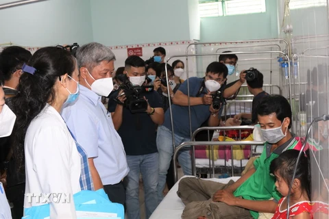 Thứ trưởng Bộ Y tế Nguyễn Trường Sơn kiểm tra công tác thu dung, điều trị bệnh nhân sốt xuất huyết tại Bệnh viện quận 8, Thành phố Hồ Chí Minh. (Ảnh: Đinh Hằng/TTXVN)