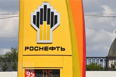 Biểu tượng của tập đoàn dầu mỏ Rosneft tại một trạm xăng ở Moskva, Nga. (Ảnh: AFP/TTXVN)