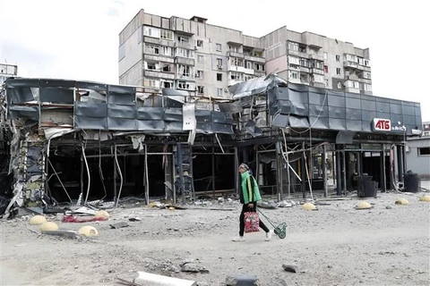 Tòa nhà bị hư hại do xung đột tại Mariupol, Ukraine. (Ảnh: THX/TTXVN)
