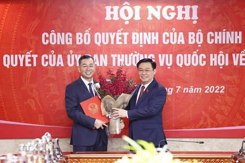 [Photo] Chủ tịch Quốc hội trao Quyết định cho ông Ngô Văn Tuấn 