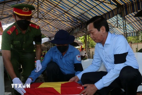 An táng hài cốt liệt sỹ hy sinh trong các thời kỳ chiến tranh ở Campuchia tại Nghĩa trang huyện Hòn Đất. (Ảnh: Lê Sen/TTXVN)