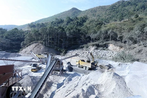 Sản suất đá tại Mỏ đá Lũng Cái Đay của Doanh nghiệp tư nhân Ngọc Dụ, huyện Bình Gia, tỉnh Lạng Sơn. (Ảnh: Anh Tuấn/TTXVN)