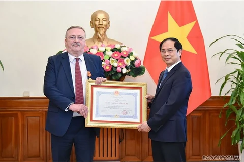 Thừa ủy quyền của Chủ tịch nước, Bộ trưởng Ngoại giao Bùi Thanh Sơn đã trao tặng Huân chương Hữu nghị cho Đại sứ Hungary tại Việt Nam Ory Csaba. (Nguồn: baoquocte.vn)