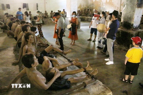 Đông đảo khách tham quan phòng số 6, khám 6, trại giam Phú Hải ở huyện Côn Đảo. (Ảnh: Thanh Vũ/TTXVN)