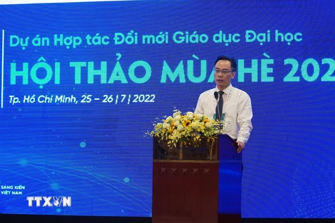 Thứ trưởng Bộ Giáo dục và Đào tạo Hoàng Minh Sơn phát biểu tại hội thảo. (Ảnh: Thu Hoài/TTXVN)