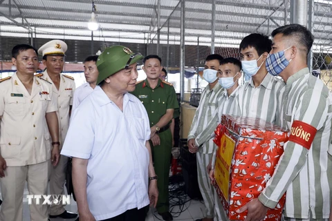 Hình ảnh Chủ tịch nước kiểm tra công tác đặc xá ở Trại giam Xuân Lộc 
