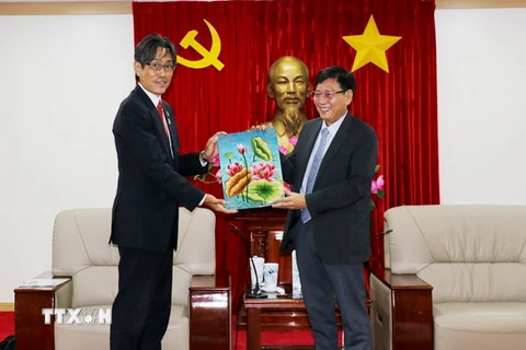 Lãnh đạo UBND tỉnh Bình Dương tặng quà cho ông Hosokawa Yoichi, Giám đốc Thương mại Quốc tế METI Kansai. (Ảnh: Chí Tưởng/TTXVN)