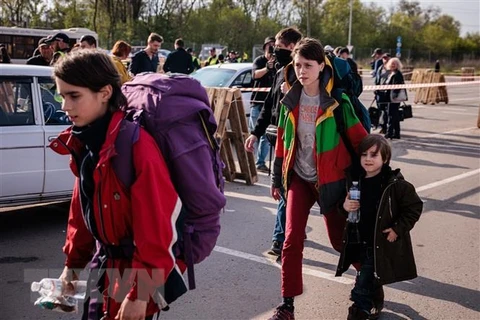 Người dân Ukraine được sơ tán từ thành phố Mariupol tới thành phố Zaporizhzhia. (Ảnh: AFP/TTXVN)