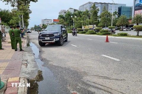 Cơ quan cảnh sát điều tra dựng lại hiện trường vụ tai nạn giao thông. (Ảnh: Nguyễn Thành/TTXVN)