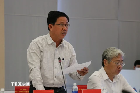 Phó Giám đốc Sở Giáo dục và Đào tạo tỉnh Bình Dương Nguyễn Văn Phong thông tin tại buổi họp báo. (Ảnh: Chí Tưởng/TTXVN)