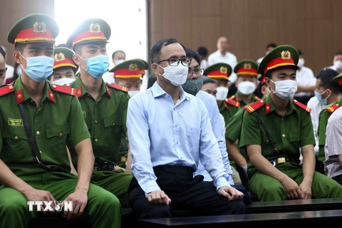 Hình ảnh Cựu Bí thư Tỉnh ủy Bình Dương Trần Văn Nam ra hầu tòa