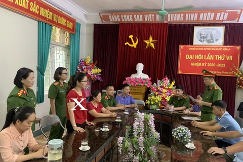 Đối tượng Trần Việt Anh, đánh dấu X, mặc áo đỏ. (Nguồn: cand.com.vn)