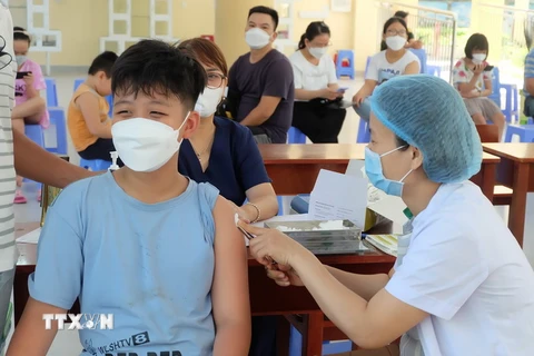 Tiêm vaccine phòng COVID-19 cho học sinh tại điểm tiêm trường THCS Nguyễn Huệ, quận Hải Châu. (Ảnh: Văn Dũng/TTXVN)