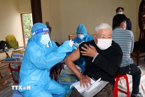 Tiêm vaccine mũi 3 phòng COVID-19 cho người dân phường Châu Sơn, thành phố Phủ Lý. (Ảnh: Nguyễn Chinh/TTXVN)