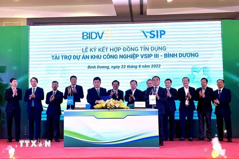 Lễ ký kết Hợp đồng tín dụng tài trợ Dự án đầu tư xây dựng Khu công nghiệp Việt Nam-Singapore III tại Bình Dương. (Ảnh: Huyền Trang/TTXVN)