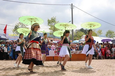 Giao lưu biểu diễn văn nghệ tại không gian văn hóa của đồng bào dân tộc Mông. (Ảnh: Quý Trung/TTXVN)