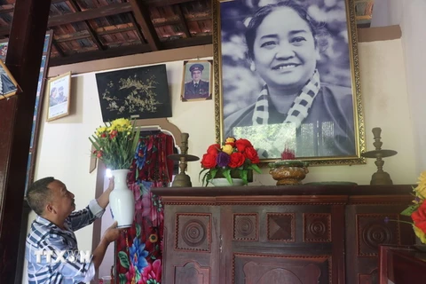 Người dân tại xã Lương Hòa tưởng niệm Nữ tướng Nguyễn Thị Định. (Ảnh: Chương Đài/TTXVN) 