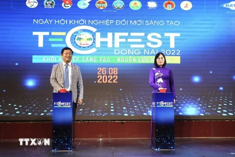 Đại diện Bộ Khoa học và Công nghệ và Lãnh đạo tỉnh Đồng Nai ấn nút phát động Techfest Đồng Nai 2022. (Ảnh: TTXVN phát)
