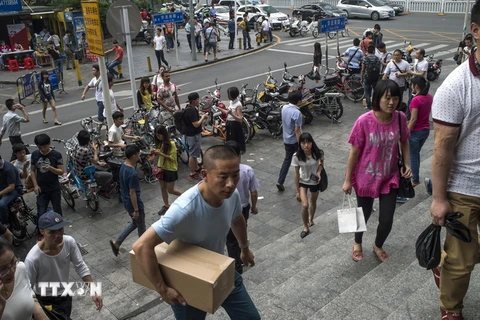 Người dân mua sắm tại khu chợ bán thiết bị điện tử lớn nhất thế giới Hoa Cường Bắc ở Thâm Quyến, Trung Quốc, ngày 24/4/2015. (Ảnh: AFP/TTXVN)