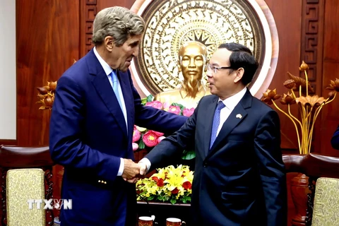 Bí thư Thành ủy Nguyễn Văn Nên tiếp ông John Kerry, Đặc phái viên của Tổng thống Hoa Kỳ về biến đổi khí hậu. (Ảnh: Thành Chung/TTXVN)