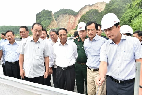 Phó Thủ tướng nghe báo cáo về tiến độ dự án. (Nguồn: baochinhphu.vn)