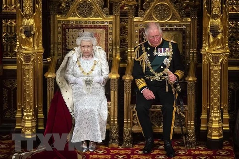 Nữ hoàng Anh Elizabeth II (trái) và Thái tử Charles dự lễ khai mạc Quốc hội tại London ngày 14/10/2019. (Ảnh: AFP/ TTXVN)