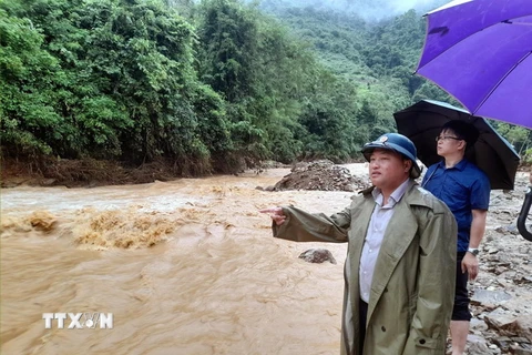 Phó Chủ tịch huyện Kỳ Sơn, ông Thò Bá Rê cùng đoàn công tác trực tiếp kiểm tra tình hình mưa lũ tại xã Chiêu Lưu. (Ảnh: TTXVN phát)