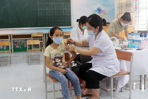 Hà Nam tiêm vaccine phòng COVID-19 cho trẻ từ 5 đến dưới 12 tuổi. (Ảnh: Nguyễn Chinh/TTXVN)
