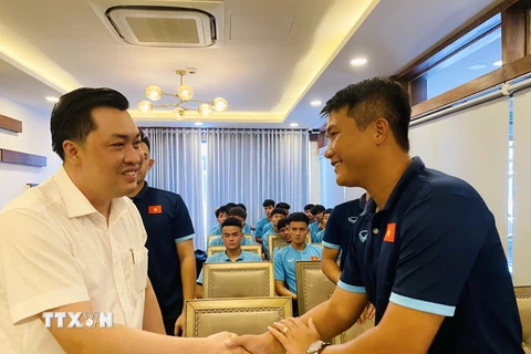 Phó Chủ tịch Liên đoàn bóng đá Việt Nam Cao Văn Chóng động viên các cầu thủ. (Ảnh: TTXVN phát)