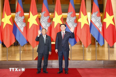 Chủ tịch Quốc hội Vương Đình Huệ và Chủ tịch Quốc hội Vương quốc Campuchia Samdech Heng Samrin chụp ảnh chung. (Ảnh: Doãn Tấn/TTXVN)