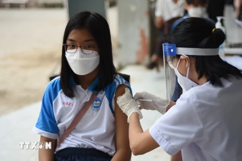 Tiêm vaccine phòng COVID-19 cho các em học sinh Trường trung học cơ sở Trần Hưng Đạo, thành phố Biên Hòa, tỉnh Đồng Nai. (Ảnh: Lê Xuân/TTXVN)