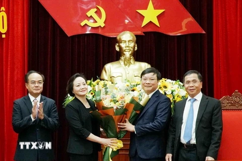 Bà Phạm Thị Thanh Trà, Bộ trưởng Bộ Nội vụ chúc mừng ông Trương Hải Long. (Ảnh: Hoài Nam/TTXVN)