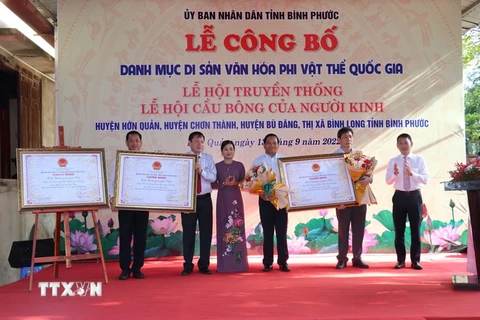 Trao giấy chứng nhận danh mục Di sản Di sản Văn hóa Phi vật thể Quốc gia đối với Lễ hội truyền thống, Lễ hội Cầu Bông của người Kinh tại các huyện Hớn Quản, Chơn Thành, Bù Đăng và thị xã Bình Long. (Ảnh: K GỬIH/TTXVN)