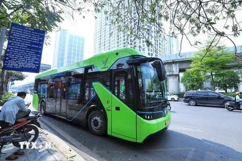 Tuyến xe buýt điện E01 lộ trình Bến xe Mỹ Đình-Khu đô thị Ocean Park đón khách trên đường Nguyễn Trãi. (Ảnh: Tuấn Anh/TTXVN)
