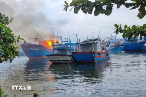 Đám cháy tại thuyền mang số hiệu NA90224TS. (Ảnh: Văn Dũng/TTXVN)